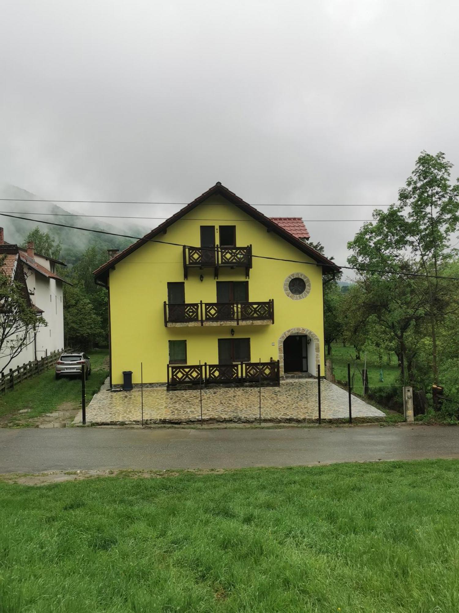 Yellow House برانْ المظهر الخارجي الصورة